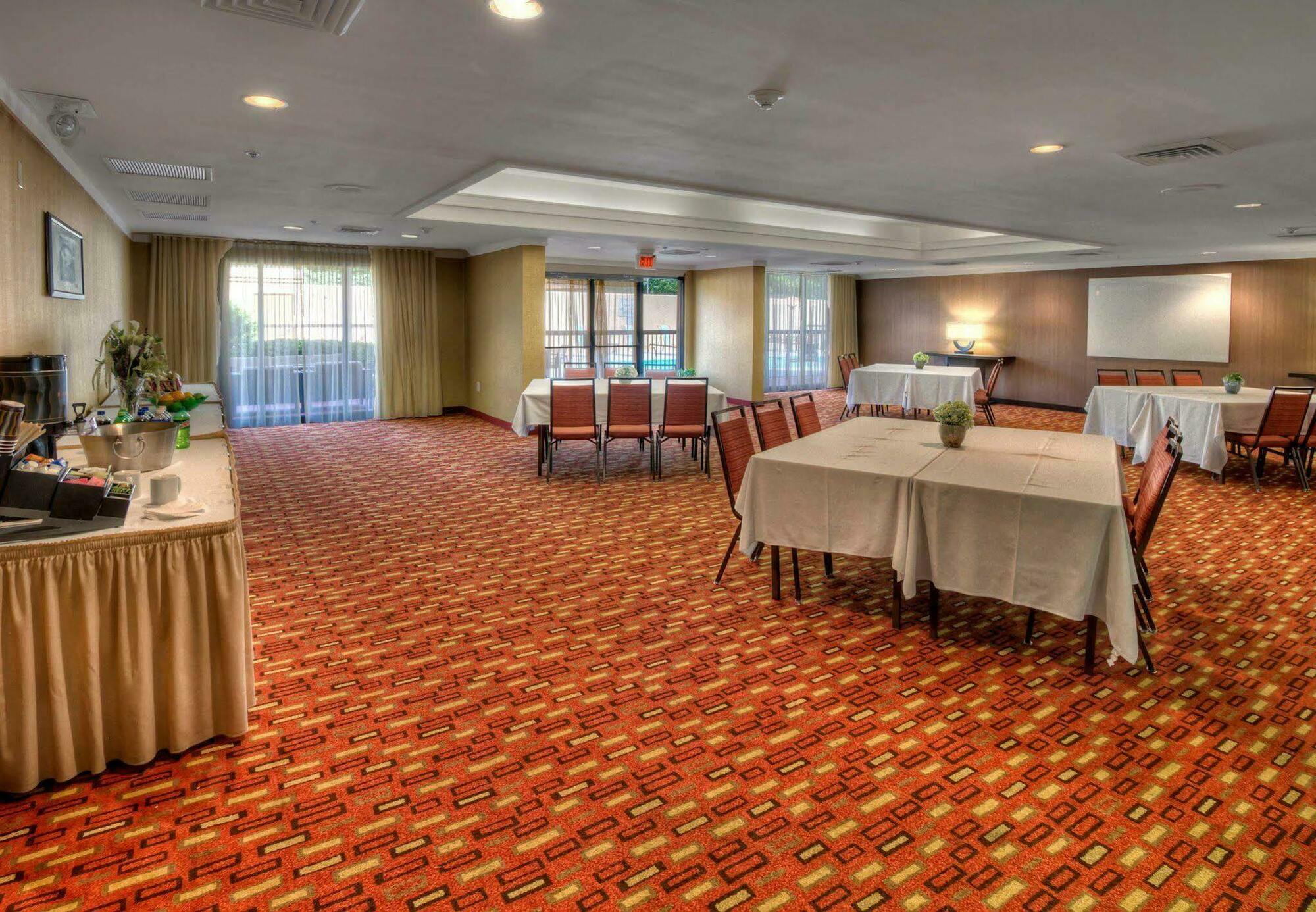 Courtyard By Marriott Burlington Hotel Exterior photo